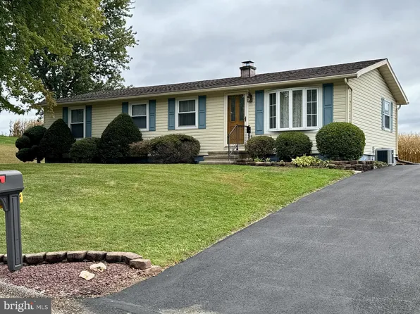 37 1st St, Windsor, PA 17366