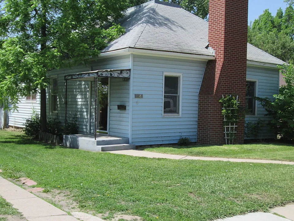116 W 10th St