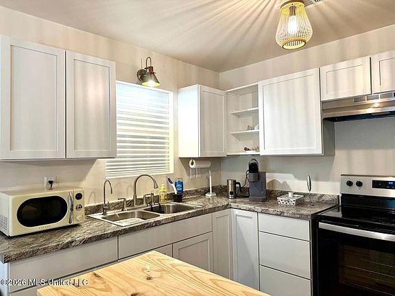 3rd image of 828 Lemon St