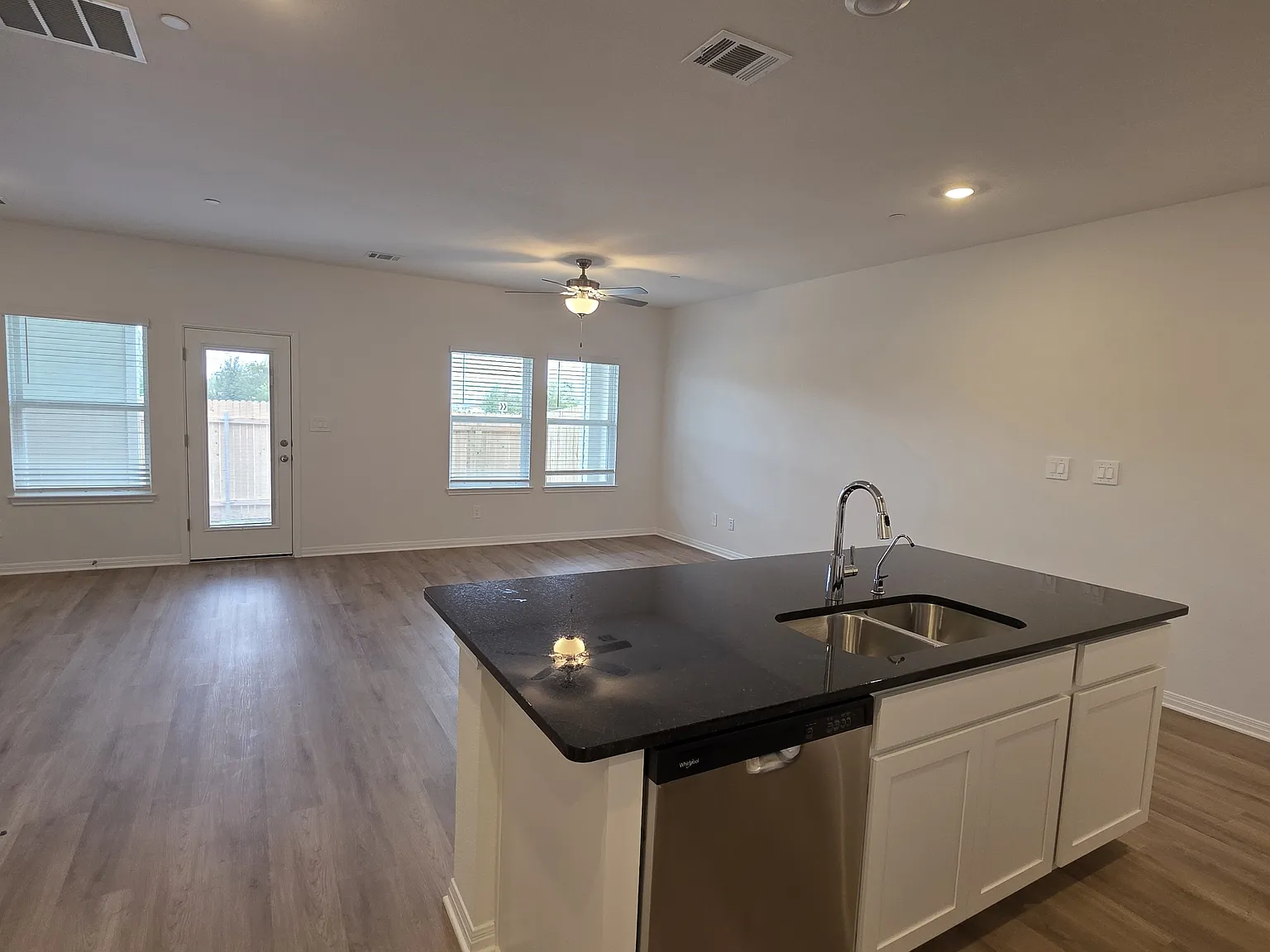 3 bed, 2.5 bath, 1623 sqft, $2,100 — Photo 4