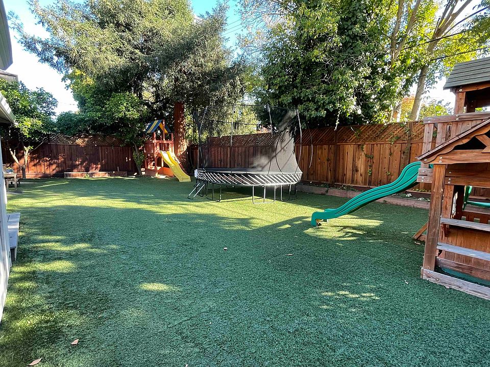 Large backyard. Wonderfully situated. trees that provide some shade in the summer. Tangerine and avocado tree.