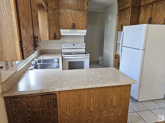 5th image of 10322 131a Ave NW
