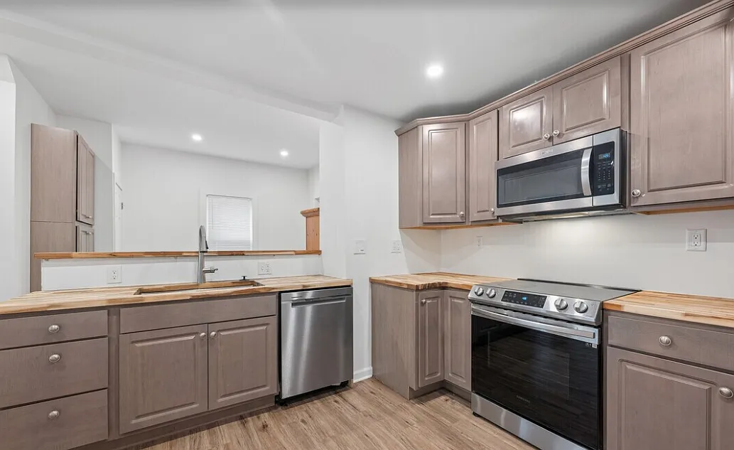 4 bed, 2.5 bath, 2128 sqft, $3,400 — Photo 2