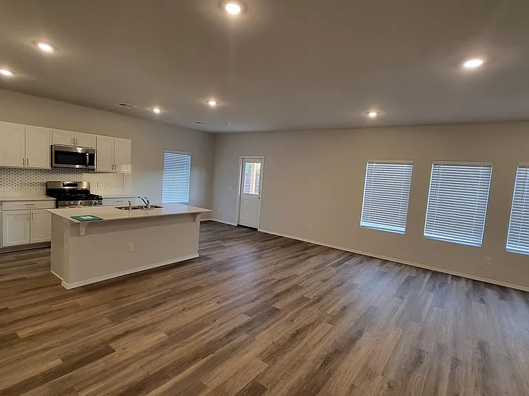2215 W 31st Pl — Photo 9
