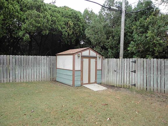 Storage shed in back yard. Fenced yard. There is a gate between the neighbor to the East and this house, because the dogs were friends.