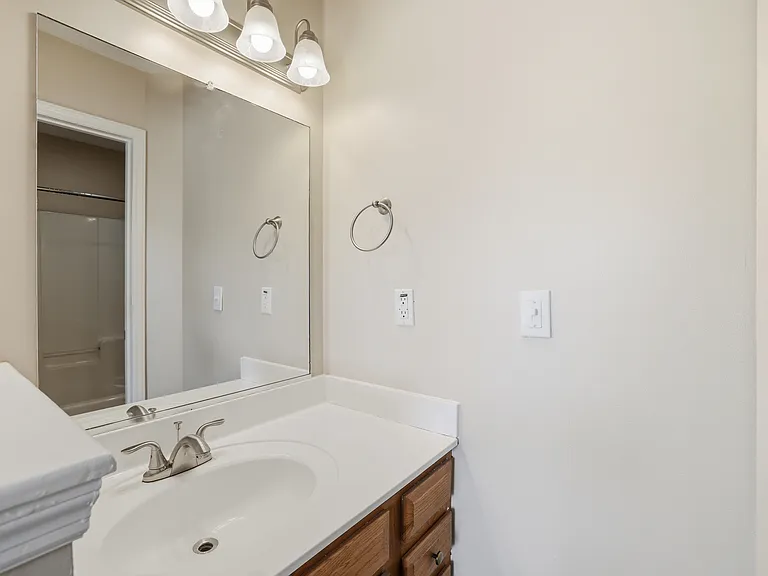 Sterling Pointe Apartments — Photo 38