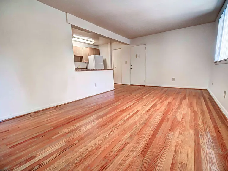 HIckory Heights Apartments — Photo 16