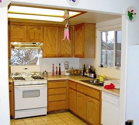 Kitchen w/ tile flooring