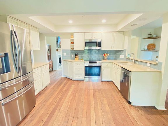Spacious kitchen, new appliances