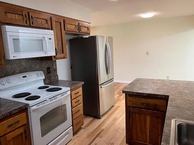 3 bed, 1.5 bath, 2000 sqft, $2,495 — Photo 2