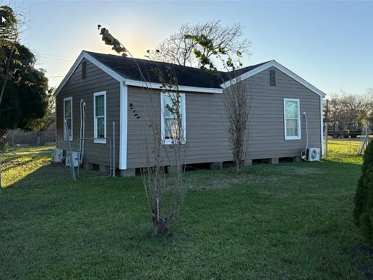 301 N Avenue C — Photo 13