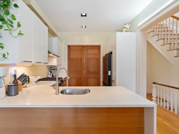 65 Van Reipen Avenue image 13 of 28