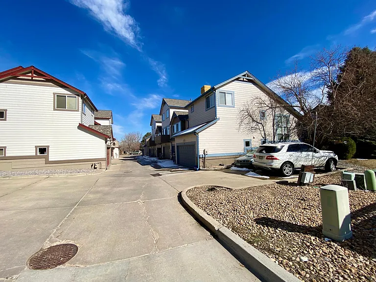 111 Rowena Pl — Photo 29