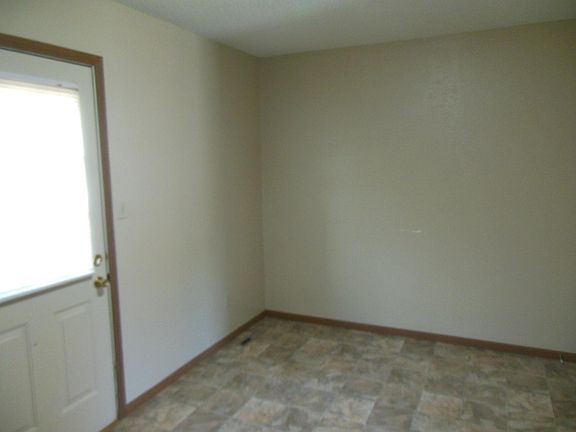 5th image of 605 NE English Manor Dr APT D