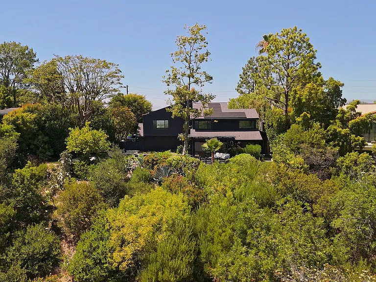 13302 Mulholland Dr — Photo 35
