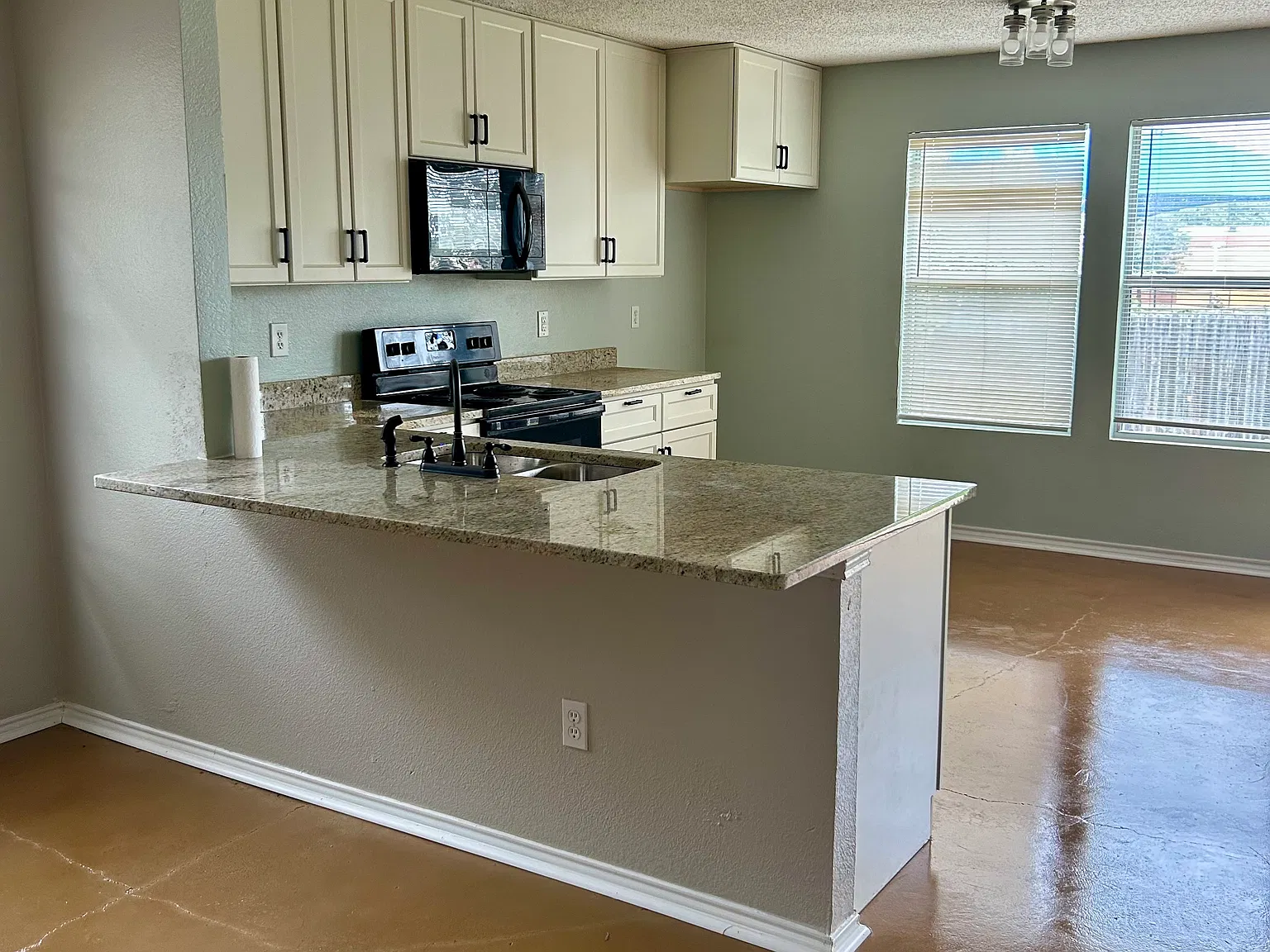 3 bed, 1640 sqft, $2,300 — Photo 4