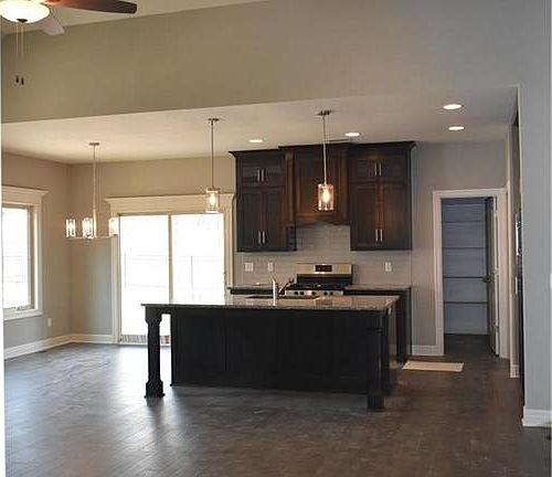 4th image of 1404 Burr Oak Ct