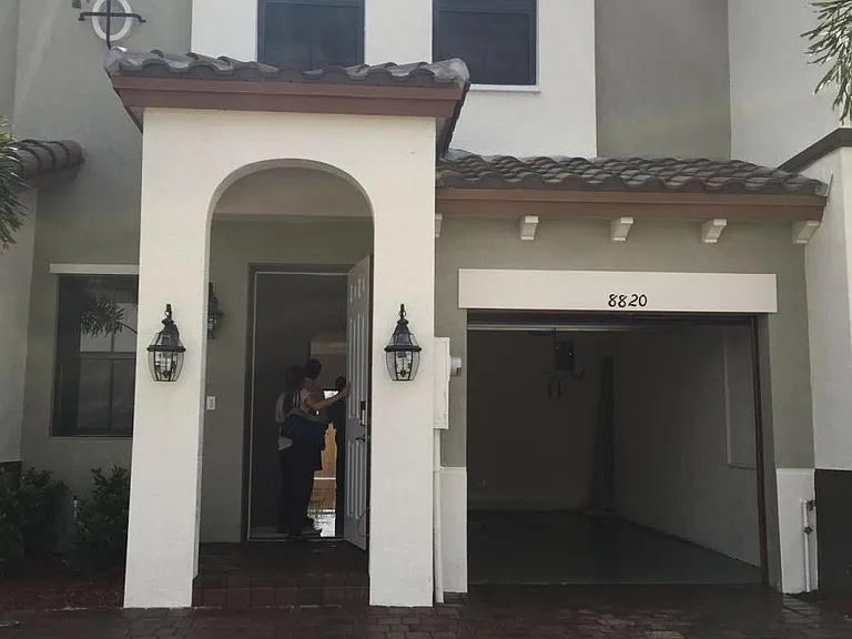 8820 NW 103rd Ave — Photo 2