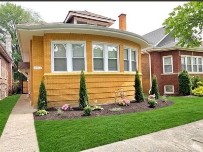 8015 S Paxton Ave, Chicago, IL, 60617