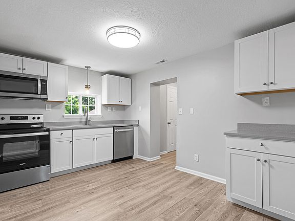 2nd image of 927 Blossom Ln
