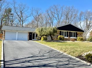 102 Sycamore Cir, Stony Brook, NY