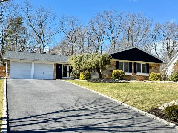 102 Sycamore Cir, Stony Brook, NY 11790