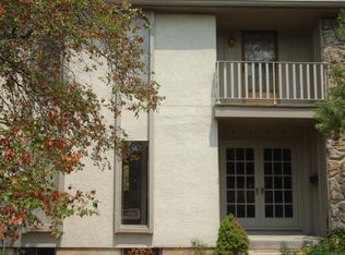 6574 W 49th St, Mission, KS 66202