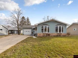 528 1st St SW, Madelia, MN 56062