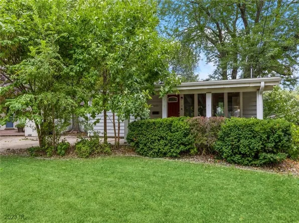 3825 43rd St, Des Moines, IA 50310