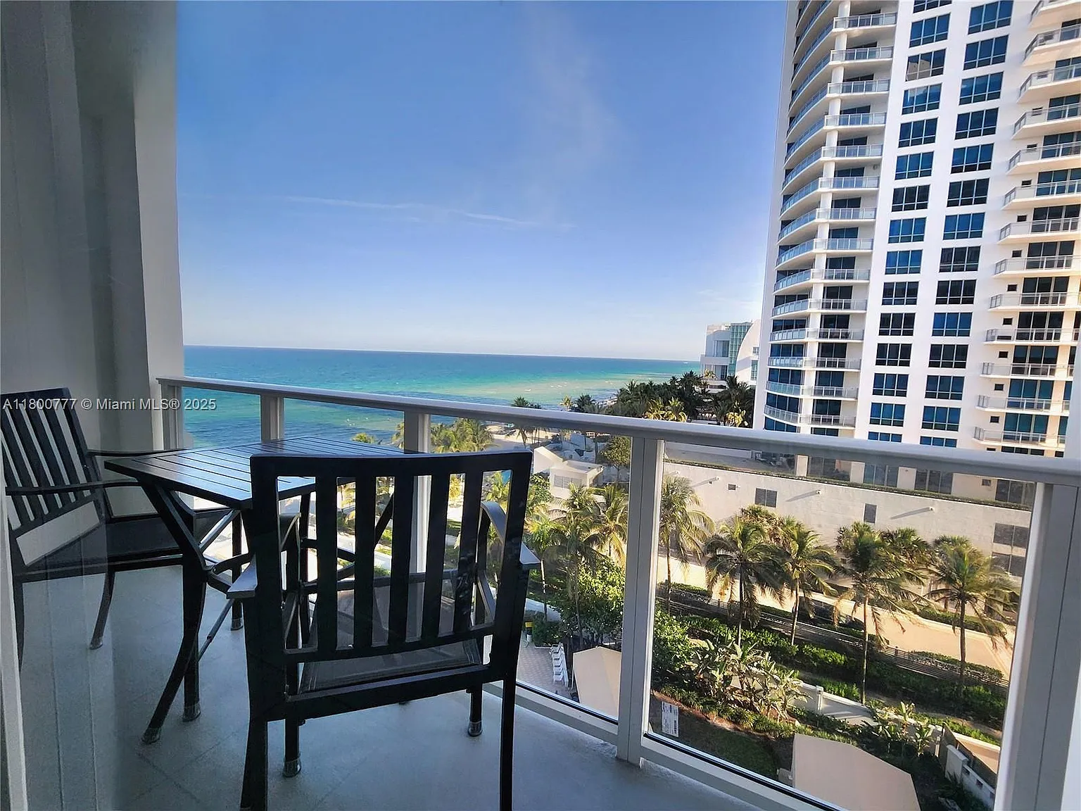 Alexander Towers Condo — Photo 3