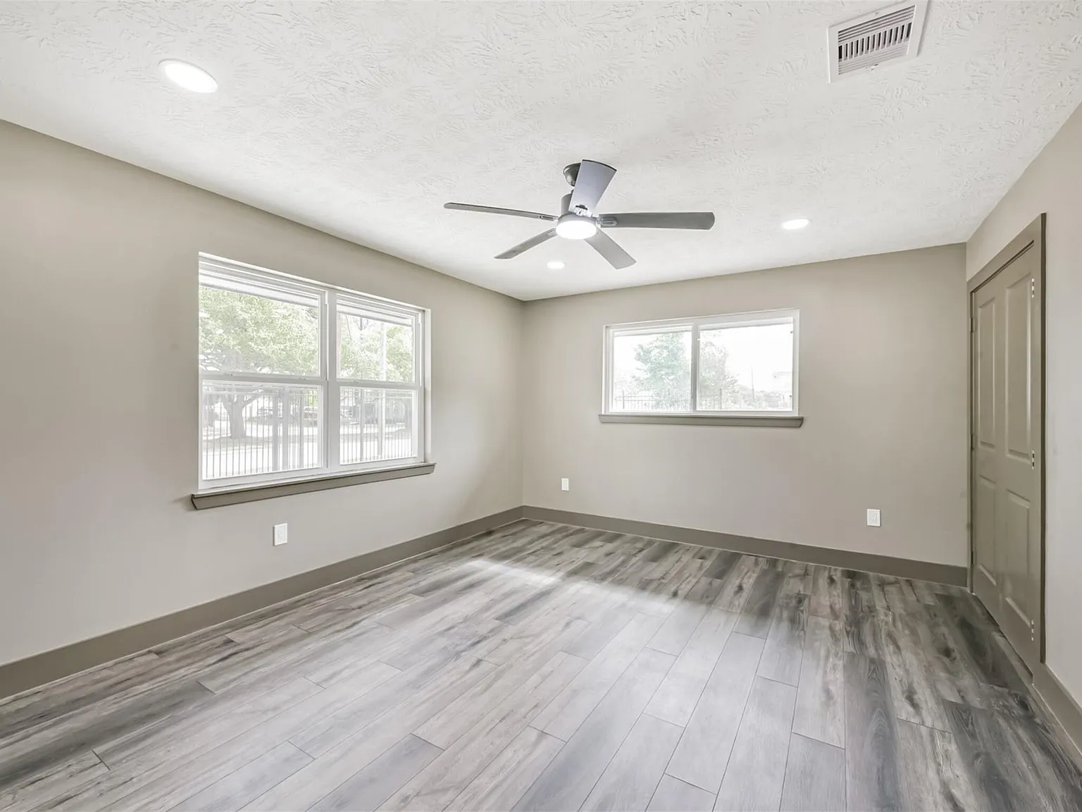 3 bed, 2.0 bath, 2951 sqft, $3,500 — Photo 2