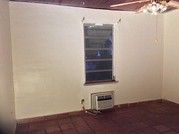 Wall air , 2 ceiling fans.