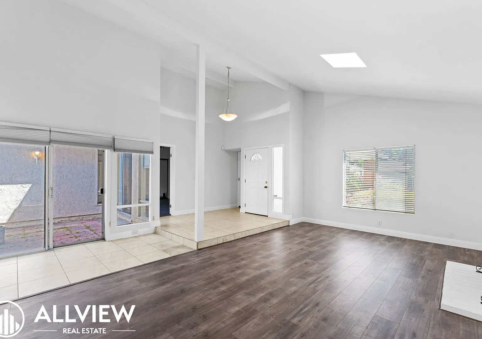 Charming 4 Bed, 2 Bath Single-Level Home Available NOW in Woodbridge! — Photo 4