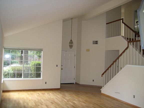 4th image of 223 Sheffield Ln