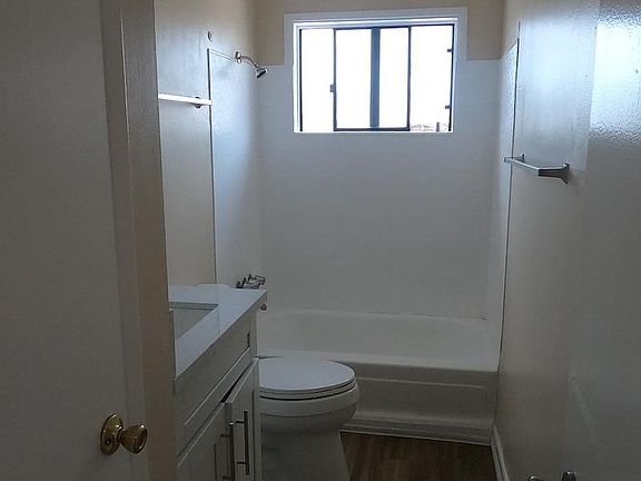 3rd image of 2055 Bacon St #6