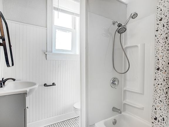 4th image of 2841 Michigan Ave #2F