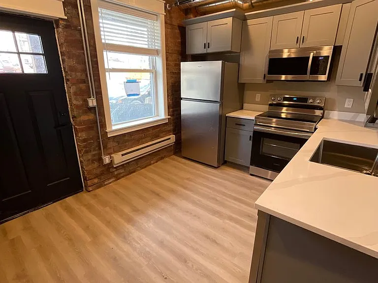 627 E 4th St — Photo 13