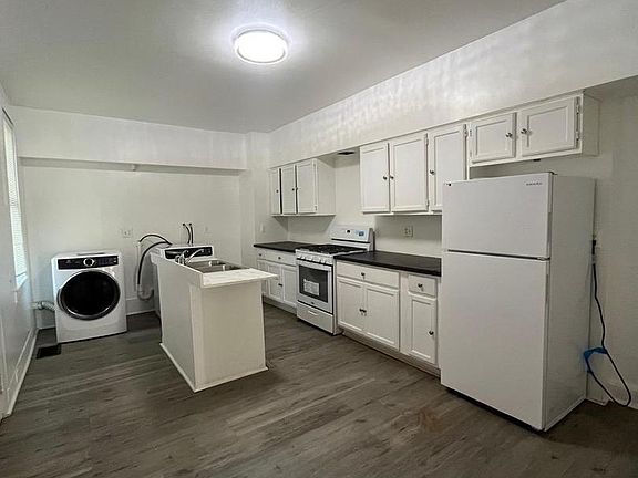5th image of 441 E Strawberry St