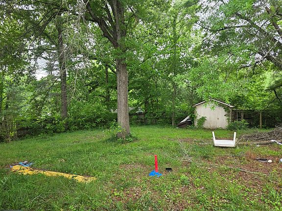 2nd image of 1115 E Blythe St