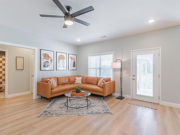 5th image of 1006 E Donna Dr