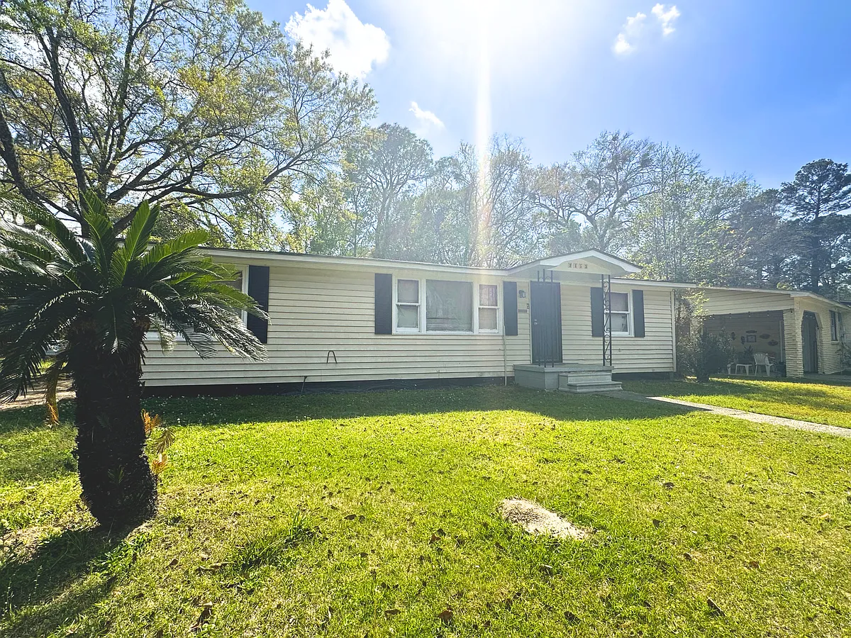 Building Photo - 2453 Pineway Dr N