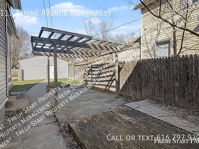 1113 Alpine Ave NW — Photo 5
