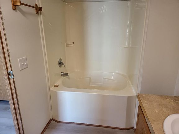 4th image of 138 Hillview Ct