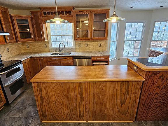 4th image of 23188 Cherry Hill Ct