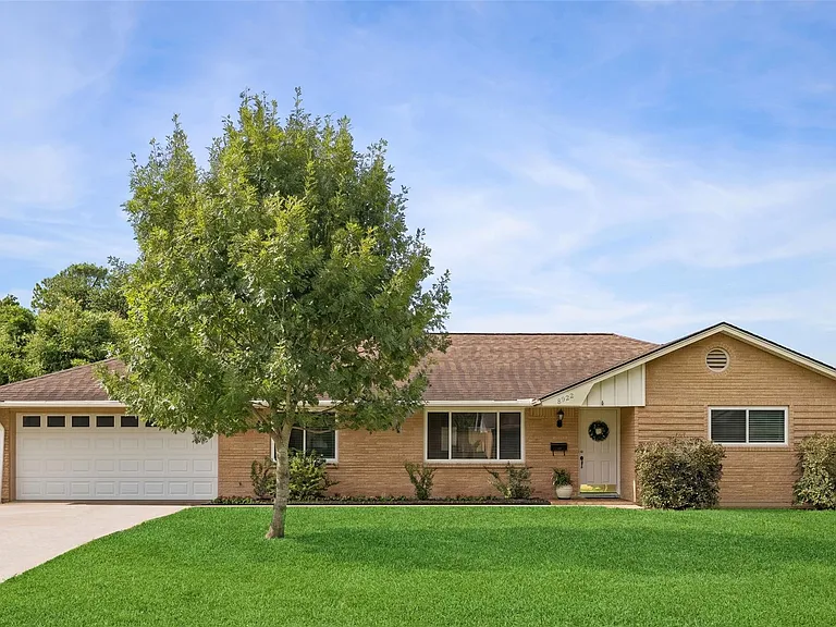 8922 Springview Ln — Photo 1
