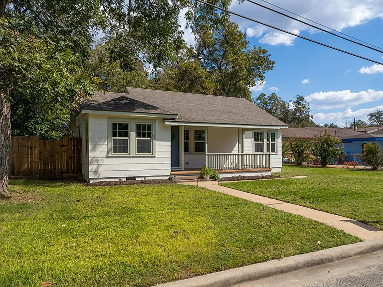1517 Live Oak St — Photo 2