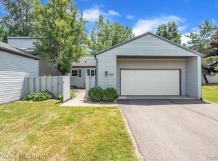2869 Breckenridge Dr, Brighton, MI 48114