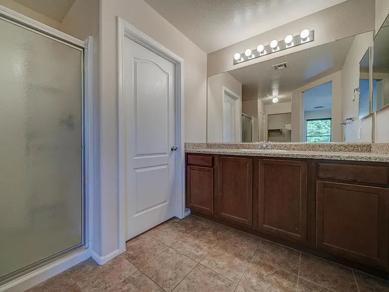 Master bathroom with separate toilet (behind the closed door)