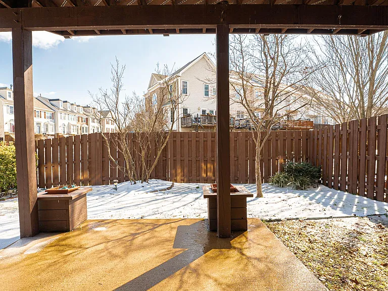 7036 Kings Manor Dr — Photo 35