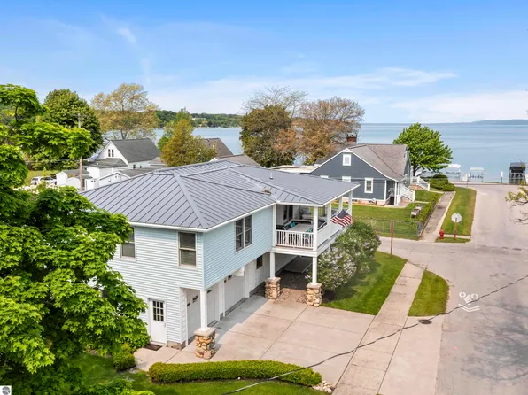 87 S Center St, Beulah, MI 49617